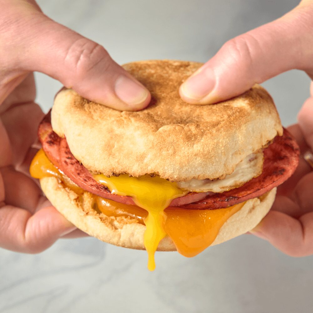 8oz-UncuredCanadianTurkeyBacon-Lifestyle-1000x1000